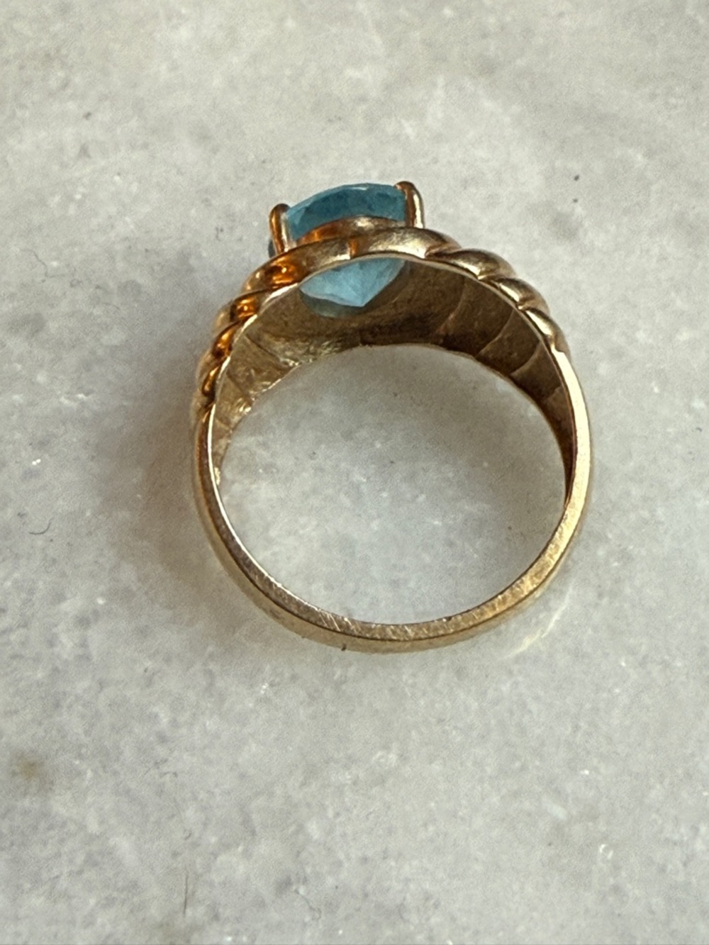 10k Gold Vintage Chunky Bright Oval Blue Topaz Shrimp Ring - Picture 4 of 4